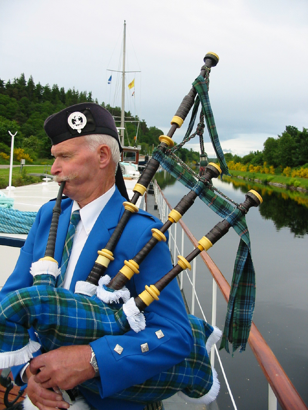 El Gaitero dando un concierto a bordo de música tradicional escocesa... una experiencia única!! CRUCEROS FLUVIALES ESCOCIA CRUCEROS FLUVIALES HIGHLANDS CRUISES SCOTLAND SOTTISH HIGHLANDER CRUISES BARGE CRUISES SCOTLAND UNITED KINGDOM CRUISES FAMILY CRUISES SCOTLAND CHARTER CRUISES